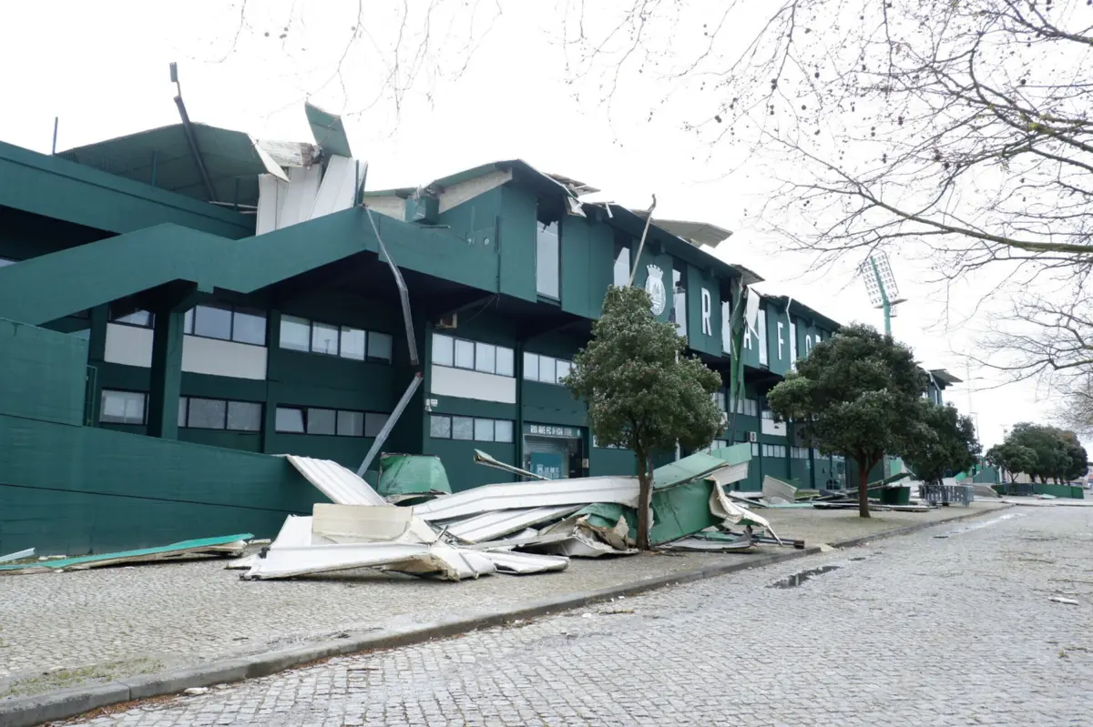 Mau tempo destruiu a cobertura da única bancada