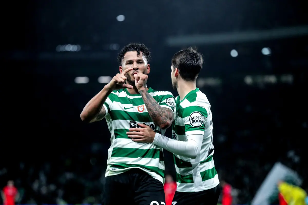 Luis Suárez festeja um dos dois golos marcados ao PSG