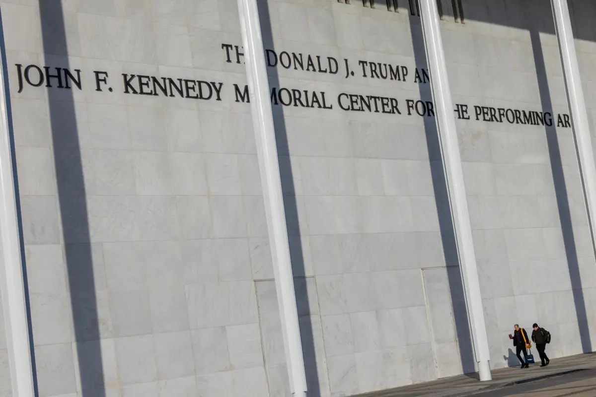 Imagem de contexto do artigo Concerto de Natal no Kennedy Center cancelado depois de Trump pôr o seu nome no edifício