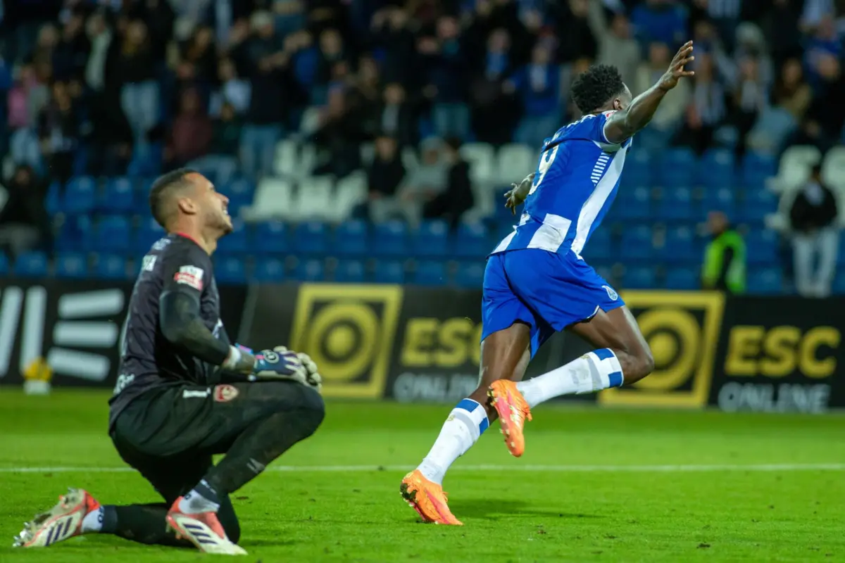 Samu festeja perante o desalento de Gabriel Batista