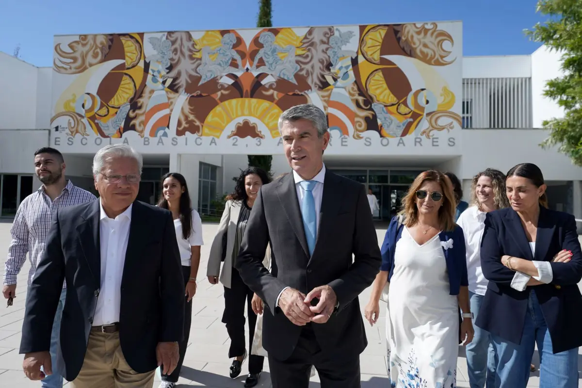 José Luís Carneiro visitou a Escola André Soares, em Braga, para assinalar início do ano escolar