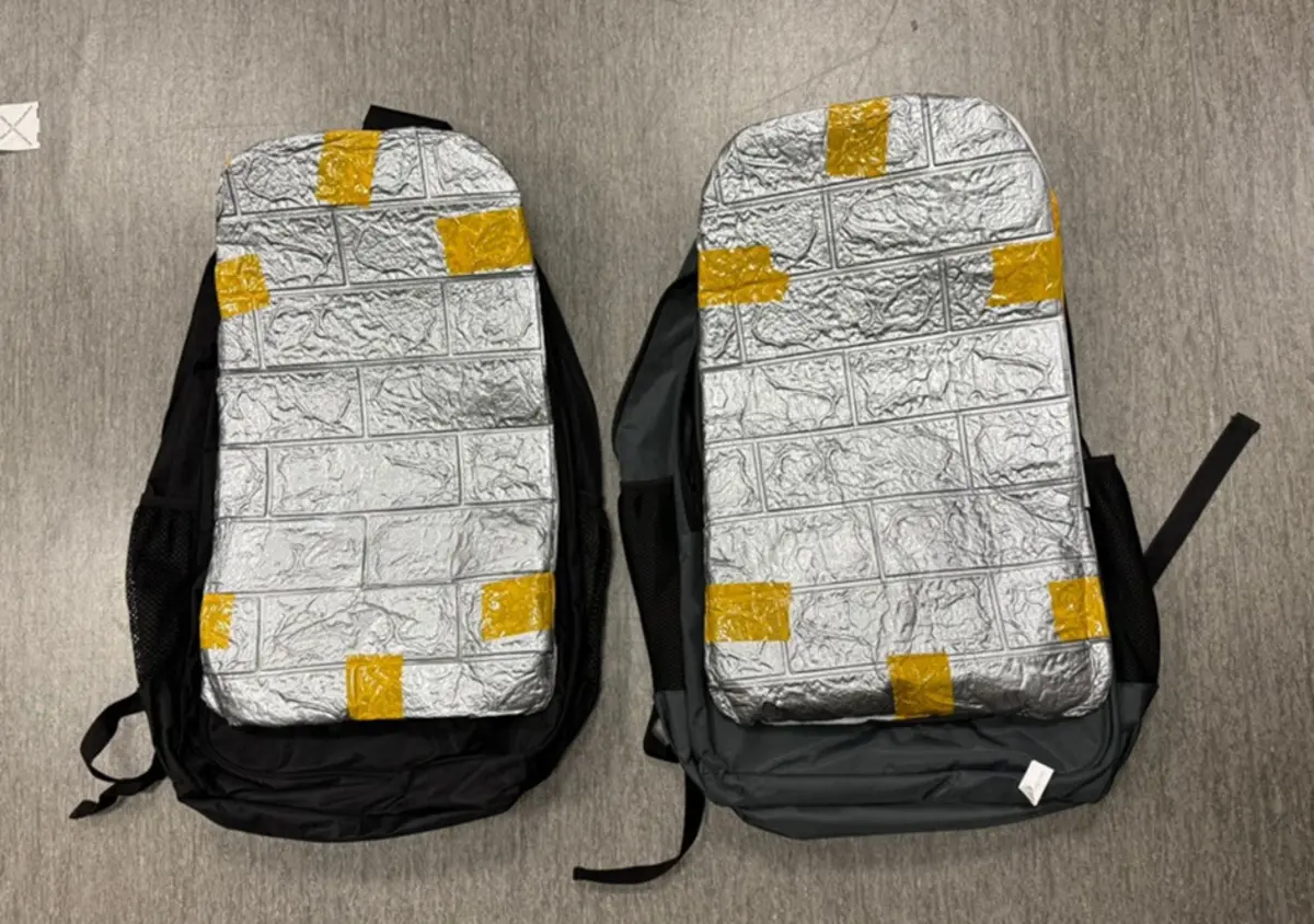 Heroína vinha escondida em duas mochilas, metidas numa mala