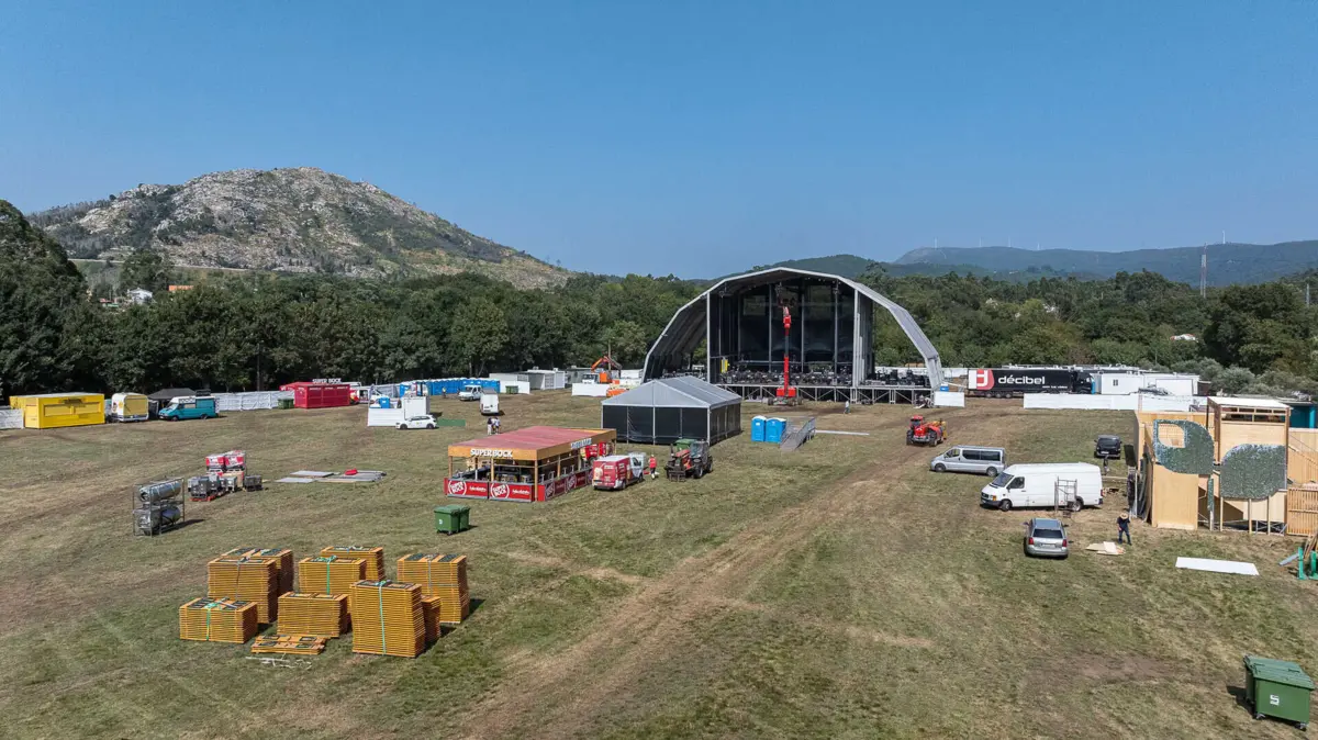 Últimos preparativos no recinto do Vilar de Mouros