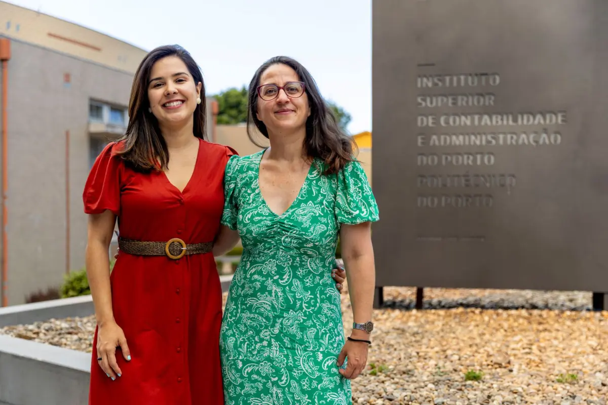 Nathália Castro, brasileira que escolheu Portugal para viver, e Ana Luísa Martinho, uma das responsáveis do projeto MIGAP