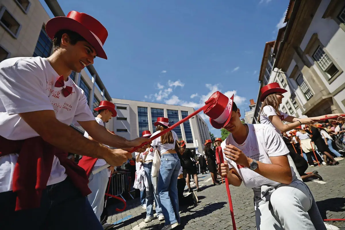 Há mais lugares do que no presente ano letivo, apesar de terem ficado quase dez mil a descoberto