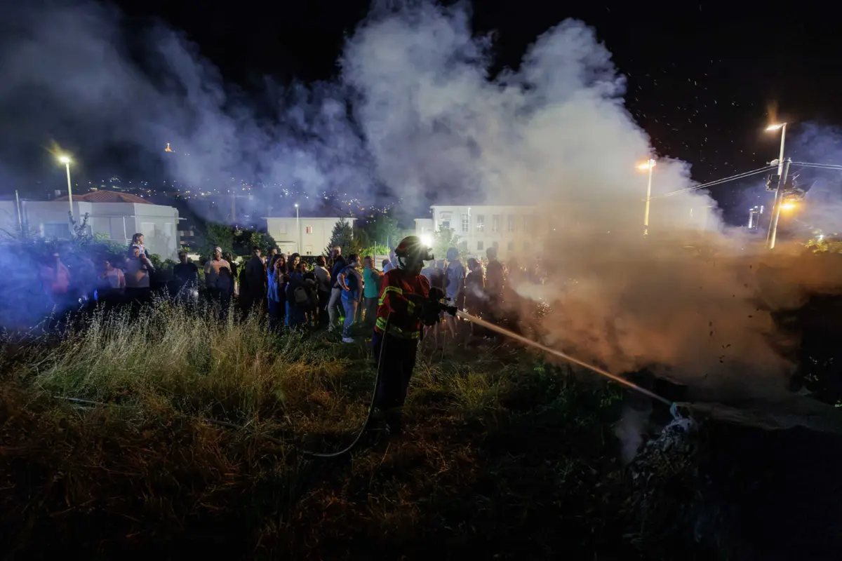 O incêndio deflagrou no que restava do tronco de uma árvore que foi cortada