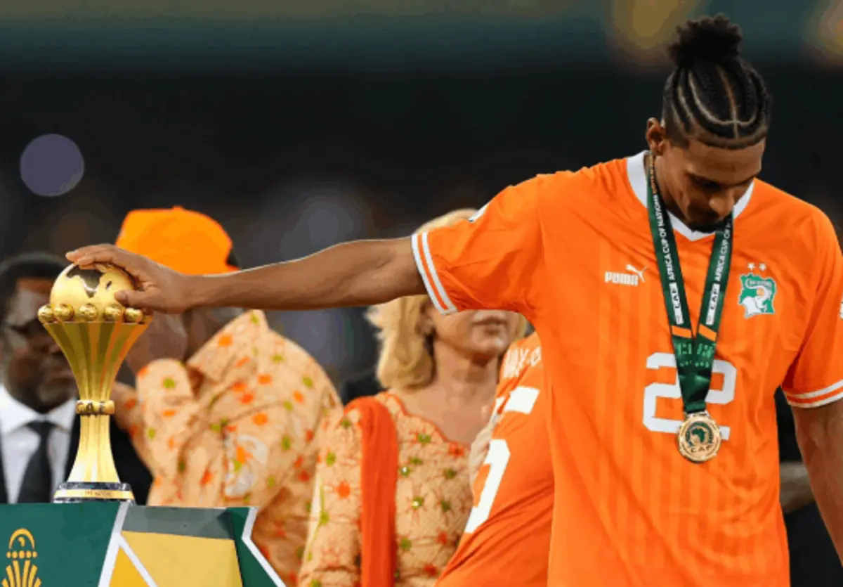 Sébastien Haller aconchega a taça que tanto lhe custou a conquistar. Depois da tormenta, o avançado agarrou a felicidade