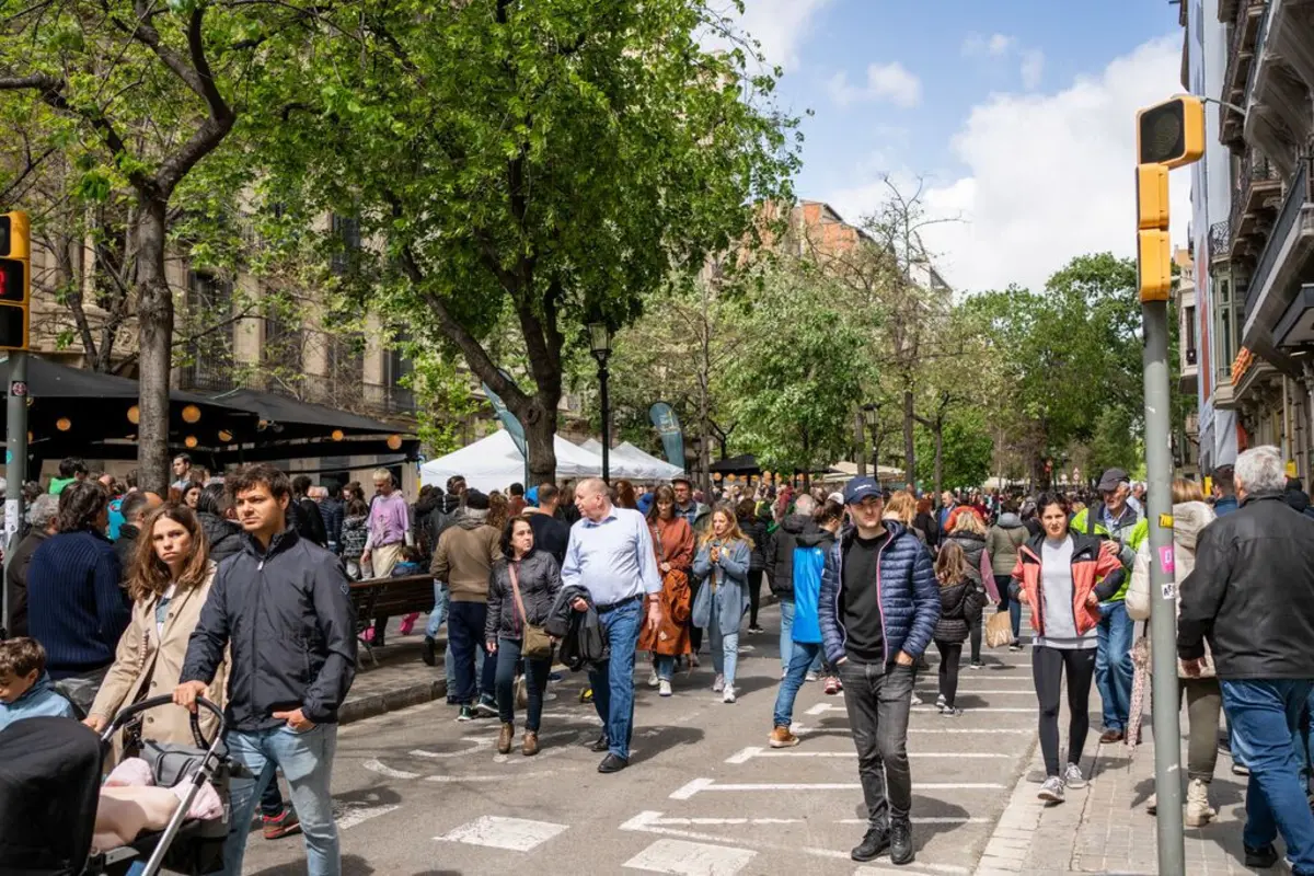 Barcelona transforma-se num centro de cultura e romantismo, cruzando duas celebrações numa só