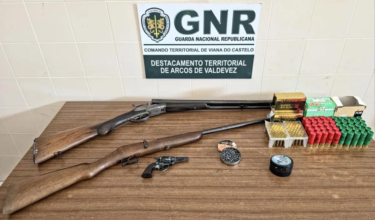 Foram apreendidas uma espingarda de caça, uma carabina, uma arma de fogo transformada (arma proibida) e 198 cartuchos