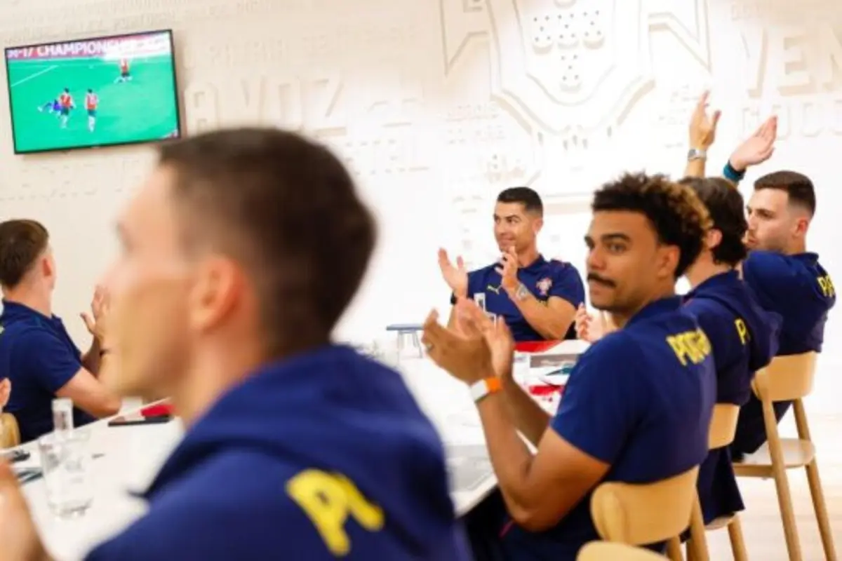 Jogadores da seleção A festejam êxito dos sub-17