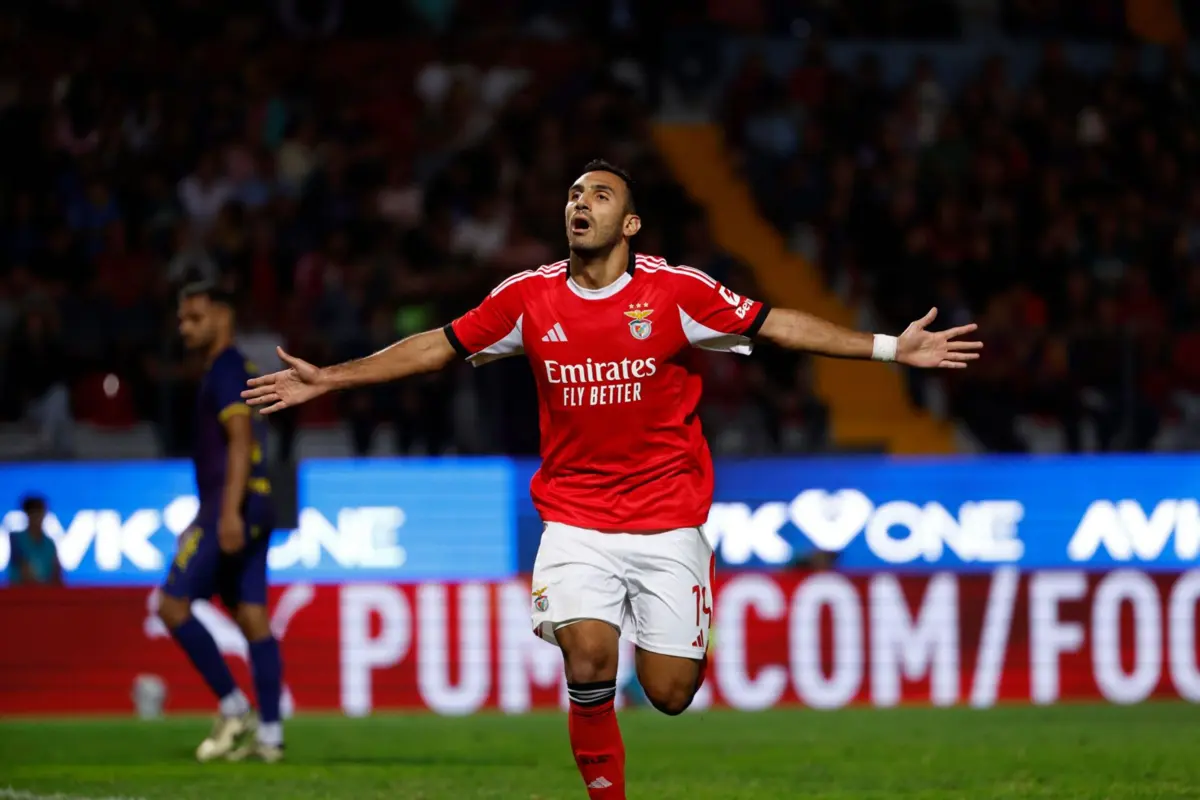 Dois golos de Pavlidis permitiram ao Benfica vencer o Chaves