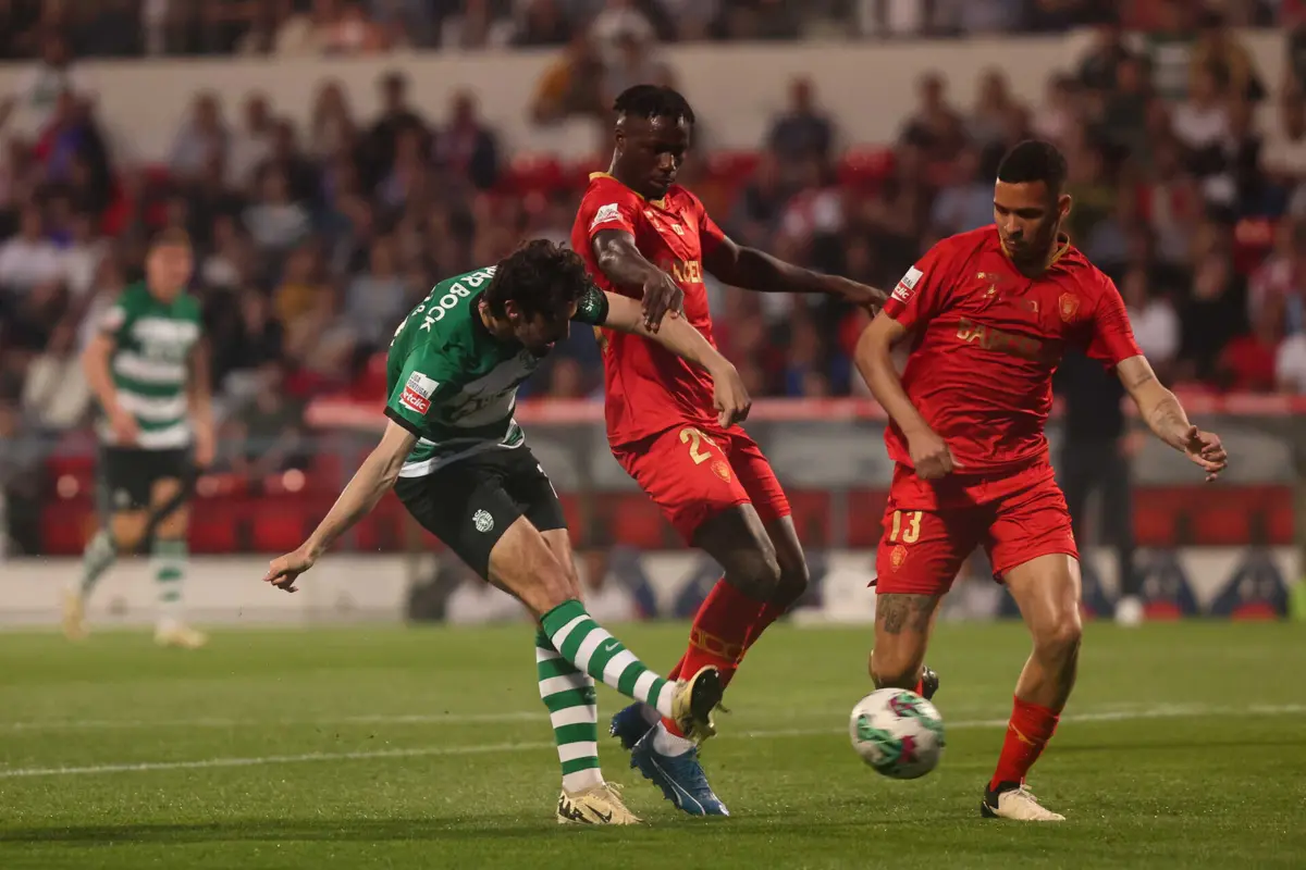 Trincão fez, assim, o primeiro golo do Sporting, em Barcelos. O avançado esteve endiabrado e bisou ainda na primeira parte