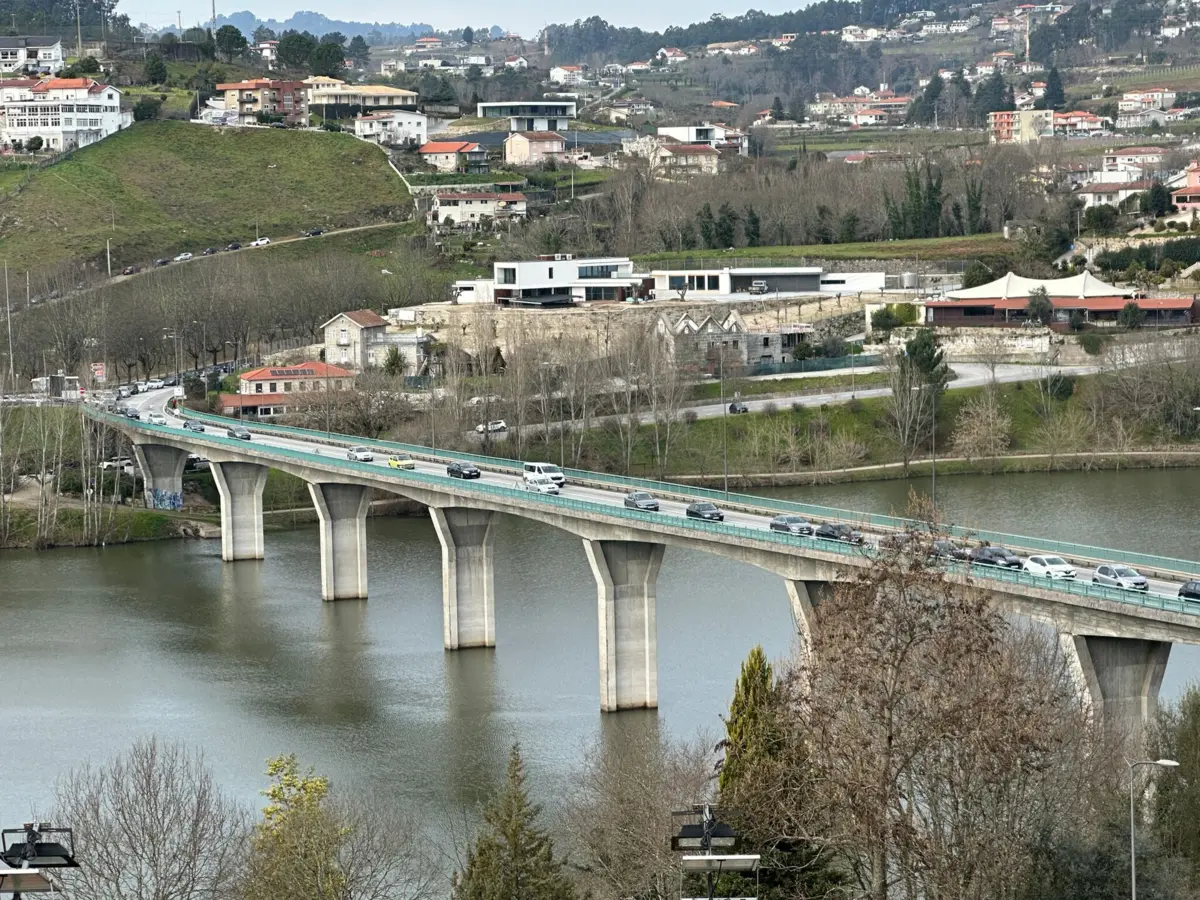 Nas horas de ponta, o trânsito acumula-se em ambos os lados da Ponte de Canaveses