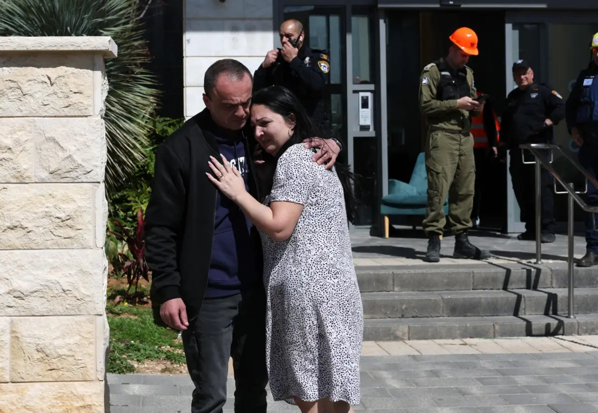 Israelitas procuram abrigo em Haifa (Israel) após soarem sirenes de alerta de ataque