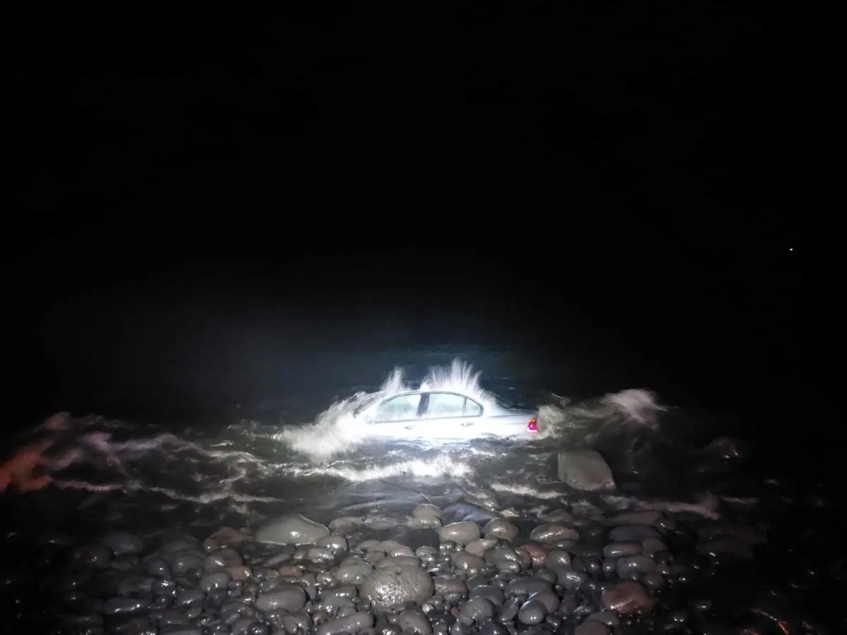 O automóvel já foi rebocado da praia Formosa, na ilha da Madeira.
