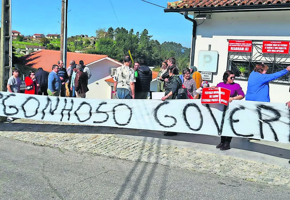 Revoltada com fecho do centro de saúde, população de Moimenta protesta na rua