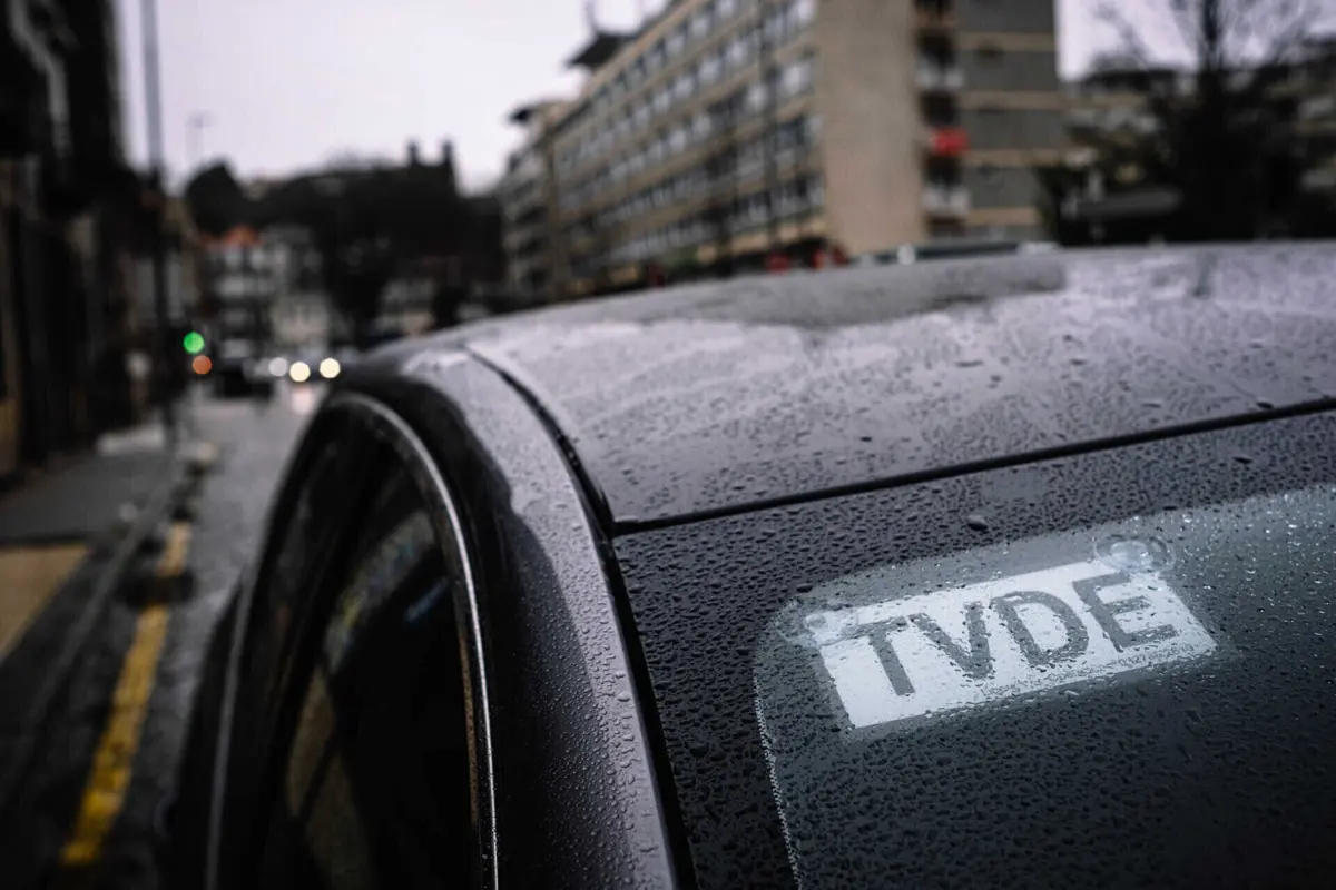 Motoristas ameaçam desligar a aplicação da Uber e operar apenas na Bolt