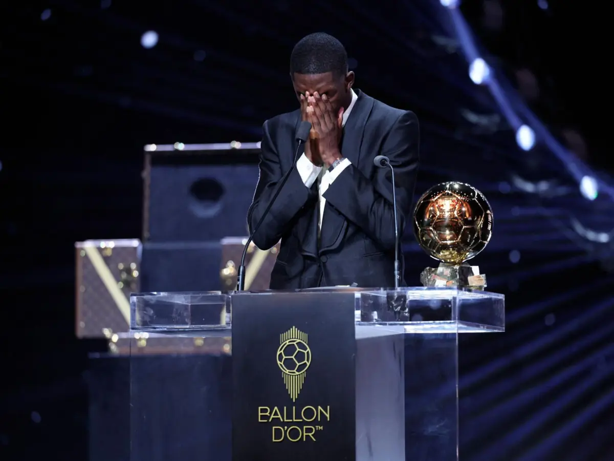 Dembélé emocionou-se na hora de receber o troféu