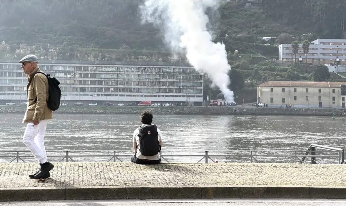 Sapadores de Gaia e Bomberiros Voluntários de Coimbrões estão no local