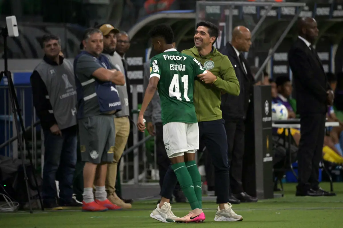 Estêvão foi lançado por Abel Ferreira