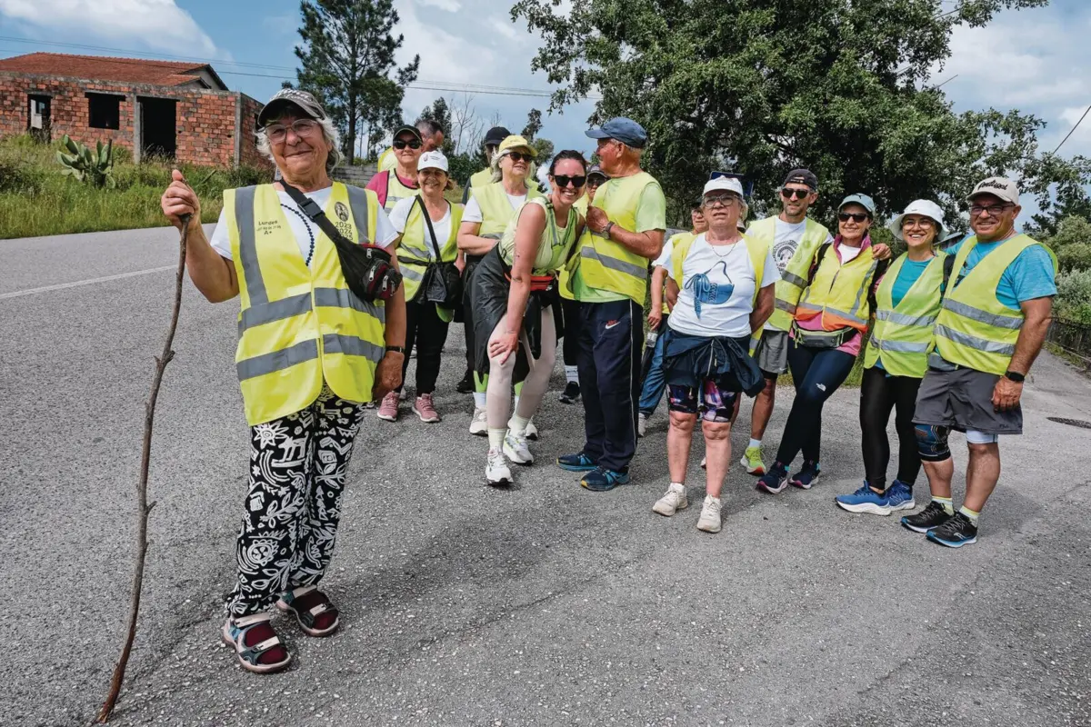 Rufina Gonçalves (ao centro, de branco) lidera o grupo de Mirandela