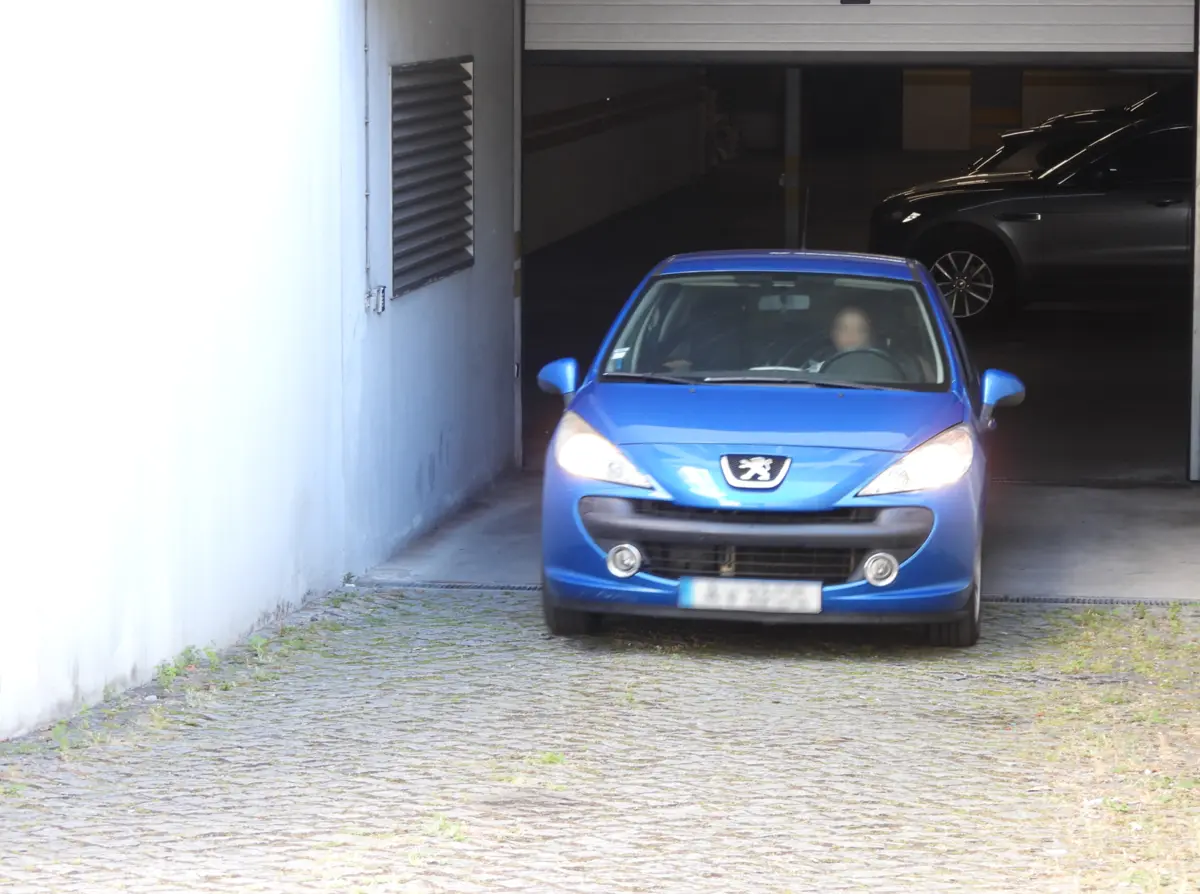 O cadastrado à saída, em viatura da PJ, do Palácio da Justiça de Braga