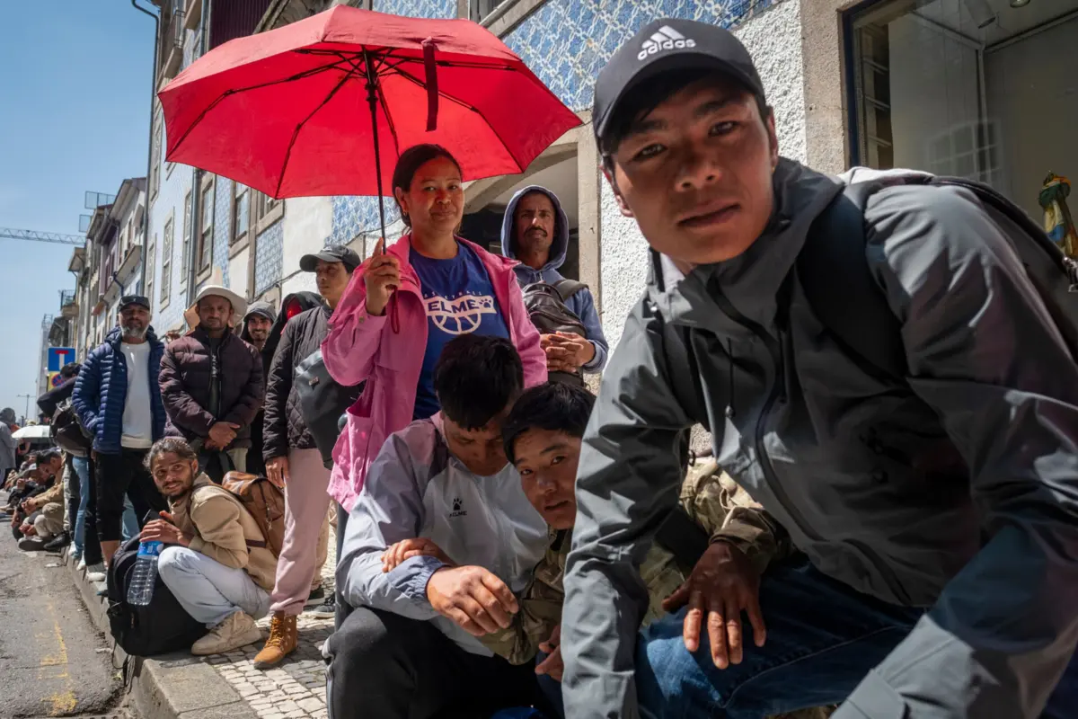 Filas à porta da Agência para a Integração, Migrações e Asilo, no Porto