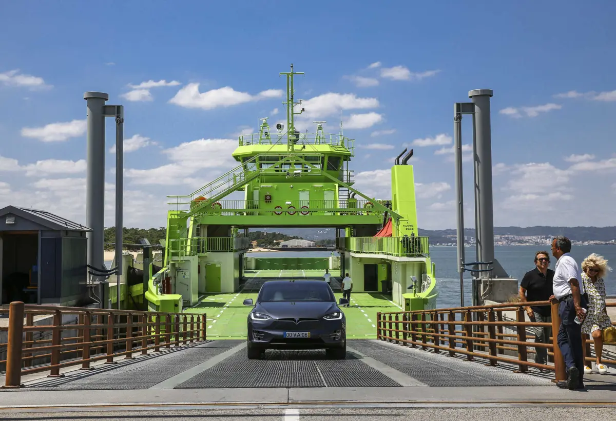 Atravessar o Sado de carro cheio custa 43 euros a partir de hoje