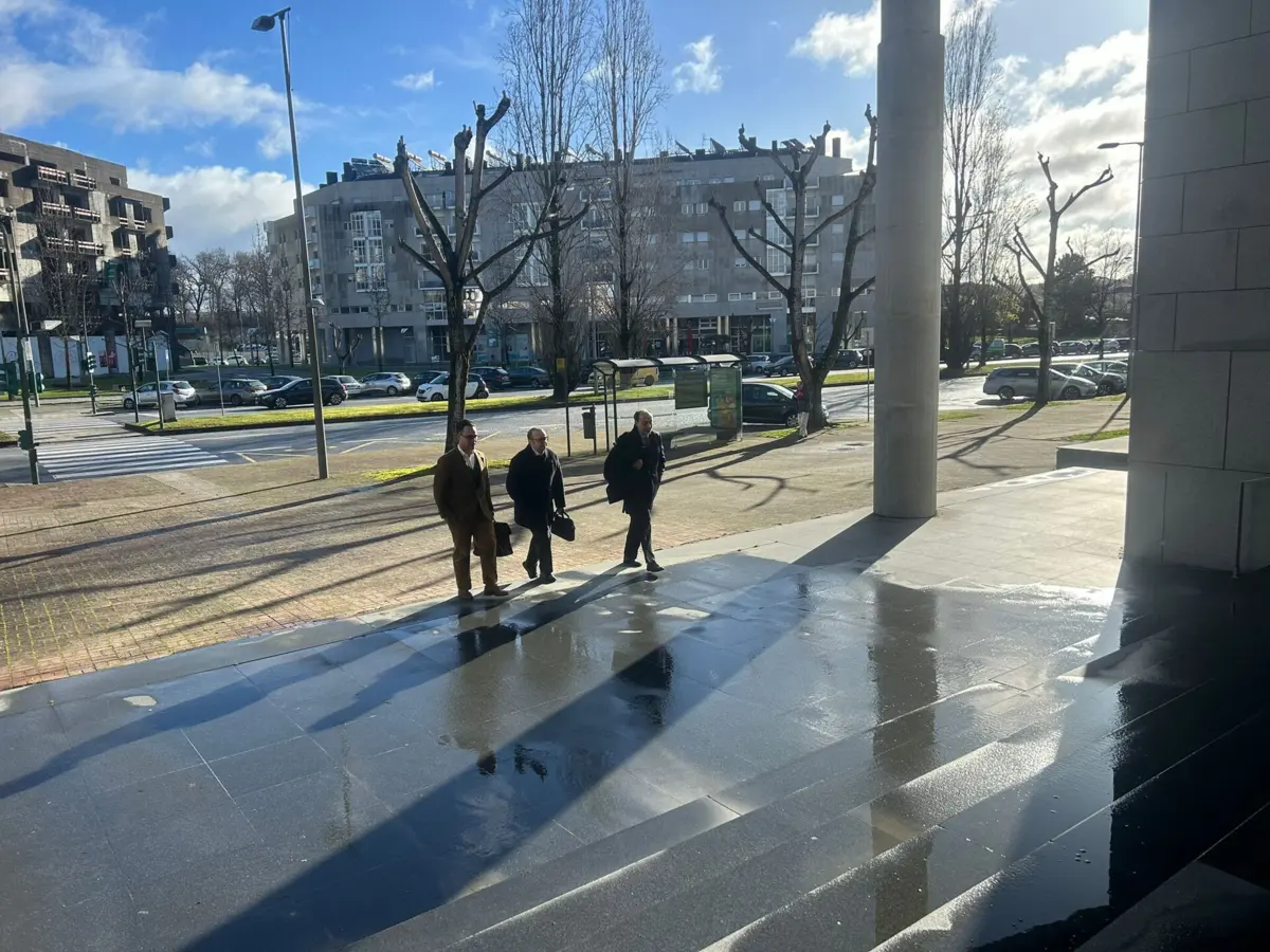 O padre Luís Miguel Costa (ao centro) à chegada ao Tribunal
