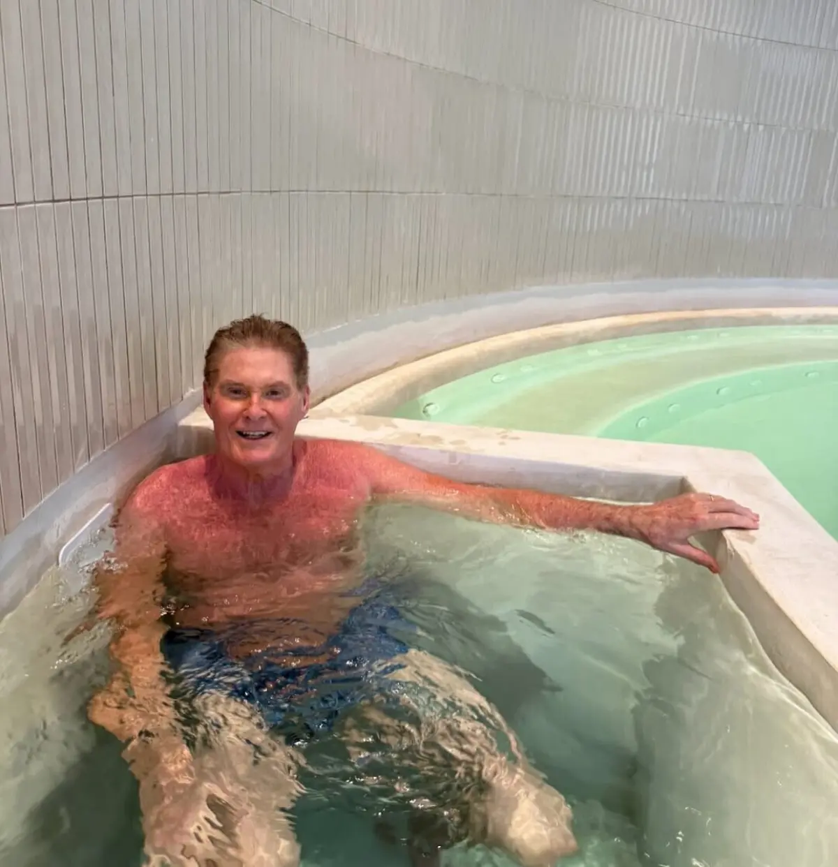 Antes de ser fotografado numa cadeira de rodas, David Hasselhoff mostrou-se de férias no México. Em breve, será operado ao joelho