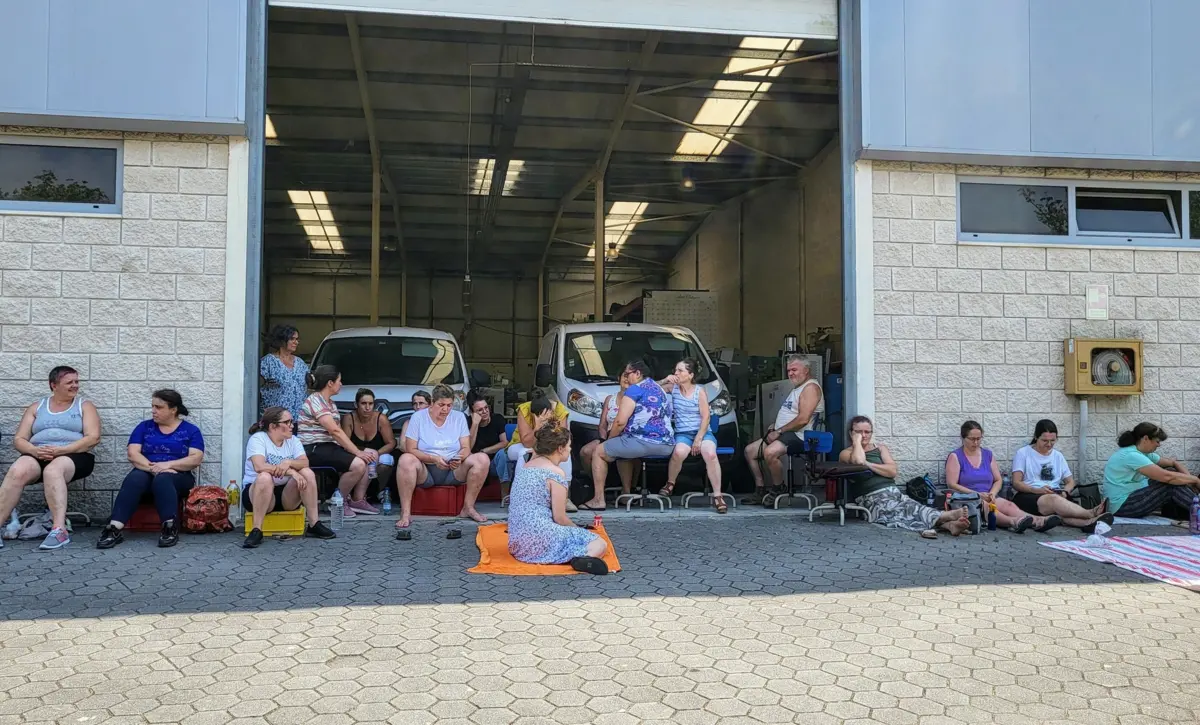 Trabalhadores não deixam as instalações para impedir que os bens saiam da fábrica