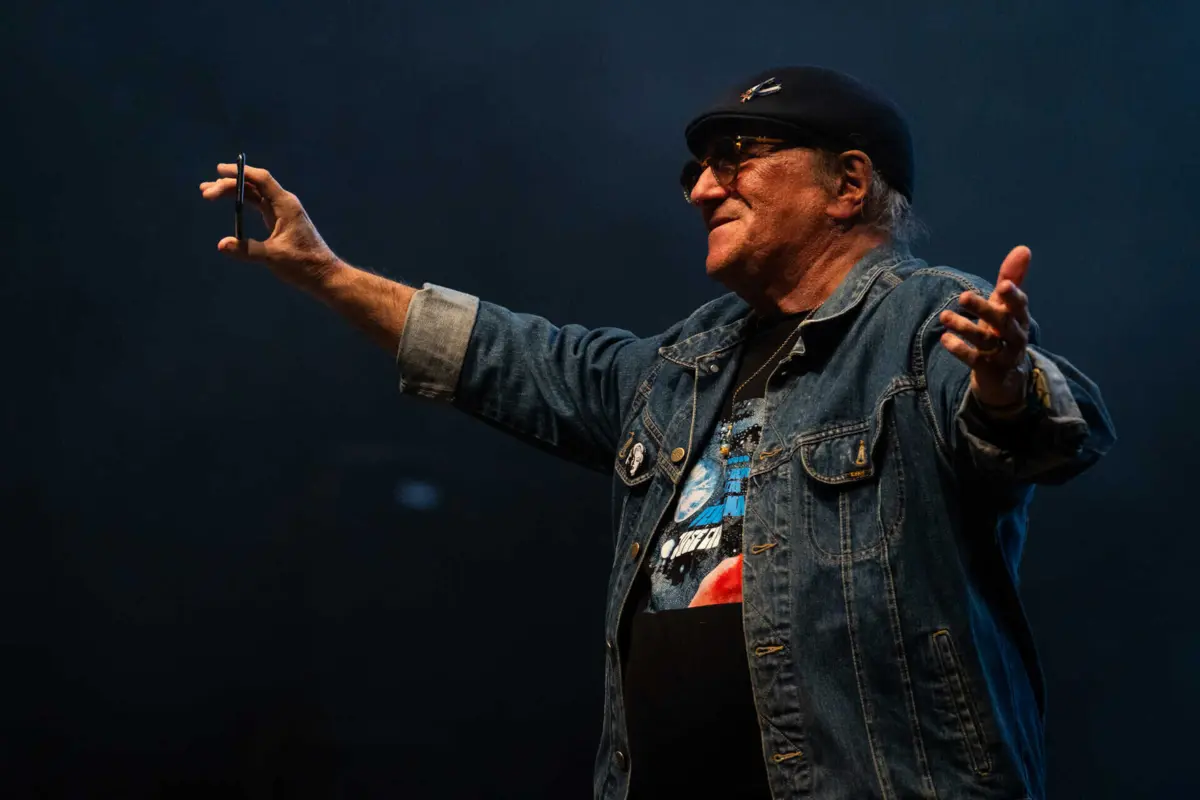 Antes de receber o prémio, já em palco, José Cid começou por fazer um elogio à música portuguesa