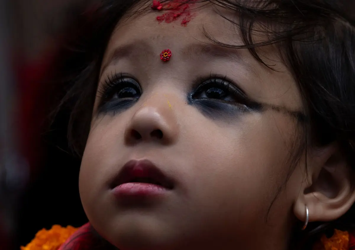 As Kumaris são escolhidas entre os clãs Shakya da comunidade Newar, nativa do vale de Catmandu