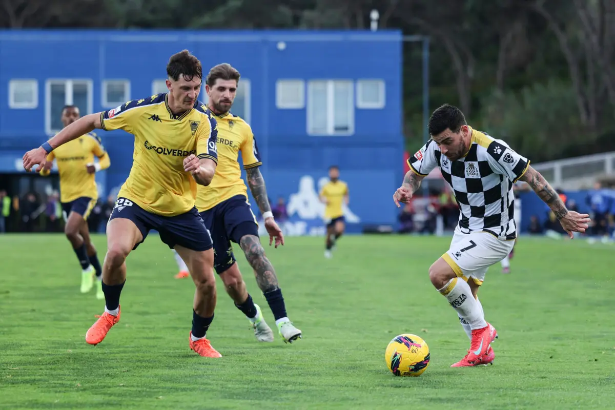 Salvador Agra tenta ultrapassar um defesa do Estoril
