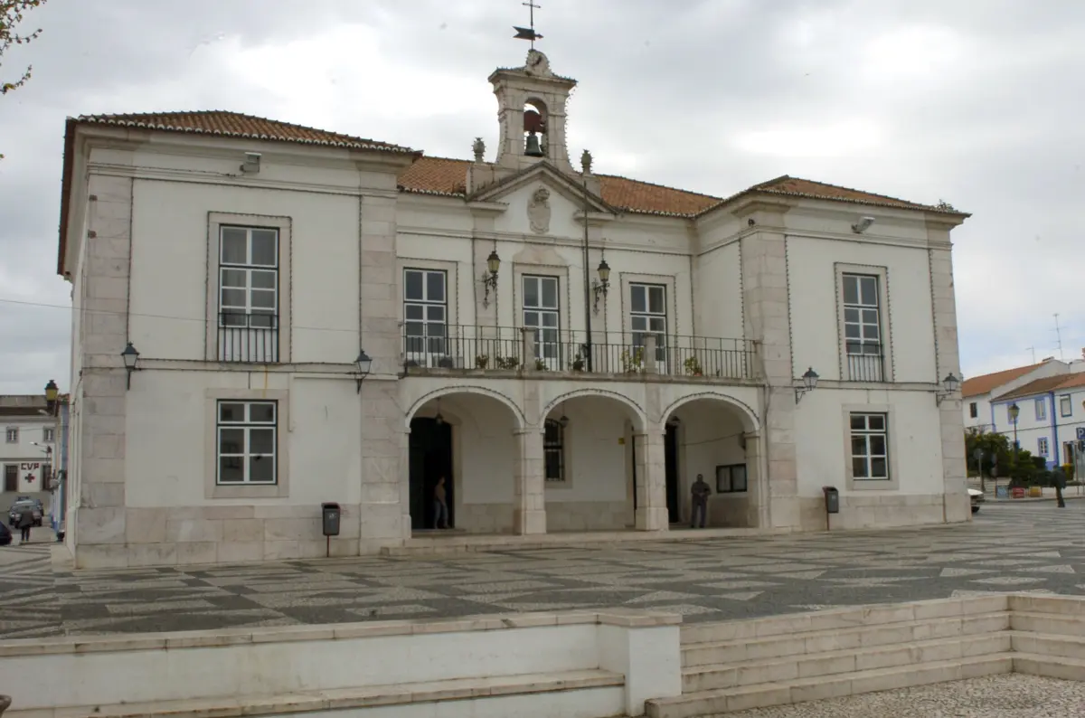 Imagem de contexto do artigo Funcionária demitida há 18 anos reclama 700 mil euros à Câmara de Redondo