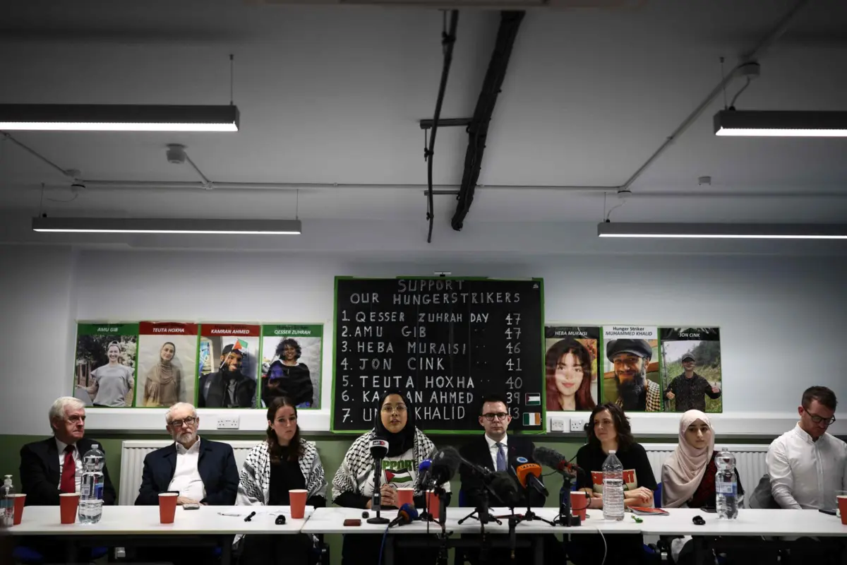 Apoiantes dos ativistas pró-Palestina que estão a fazer greve de fome na prisão