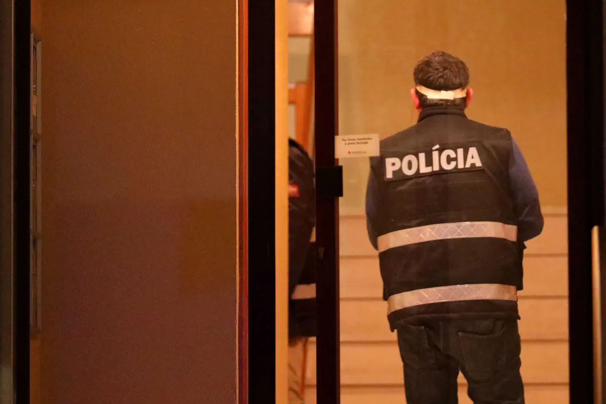 Arguidos dirigiram-se à casa do ofendido enquanto este estava preso nas instalações policiais