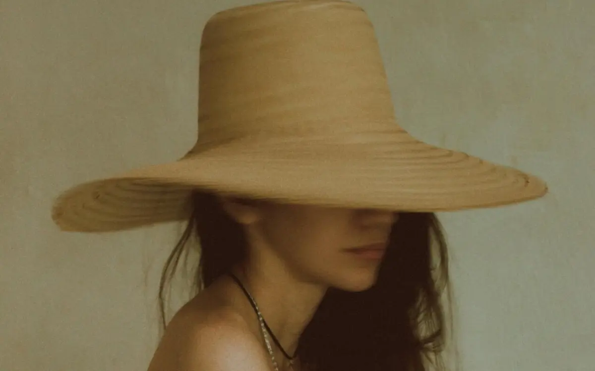 Imagem de contexto do artigo Quanto maior, melhor! 12 chapéus de aba bem larga