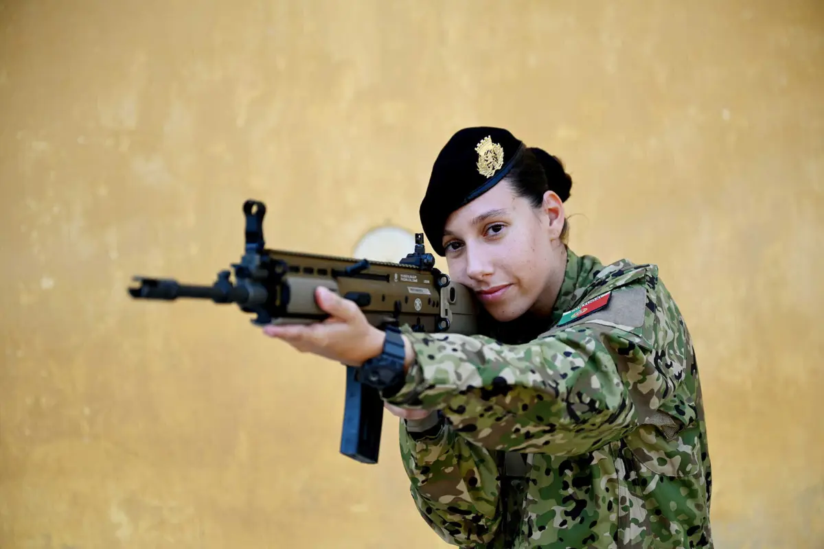 Ana Vitorino completou o curso de Comunicação Social e alistou-se no Exército