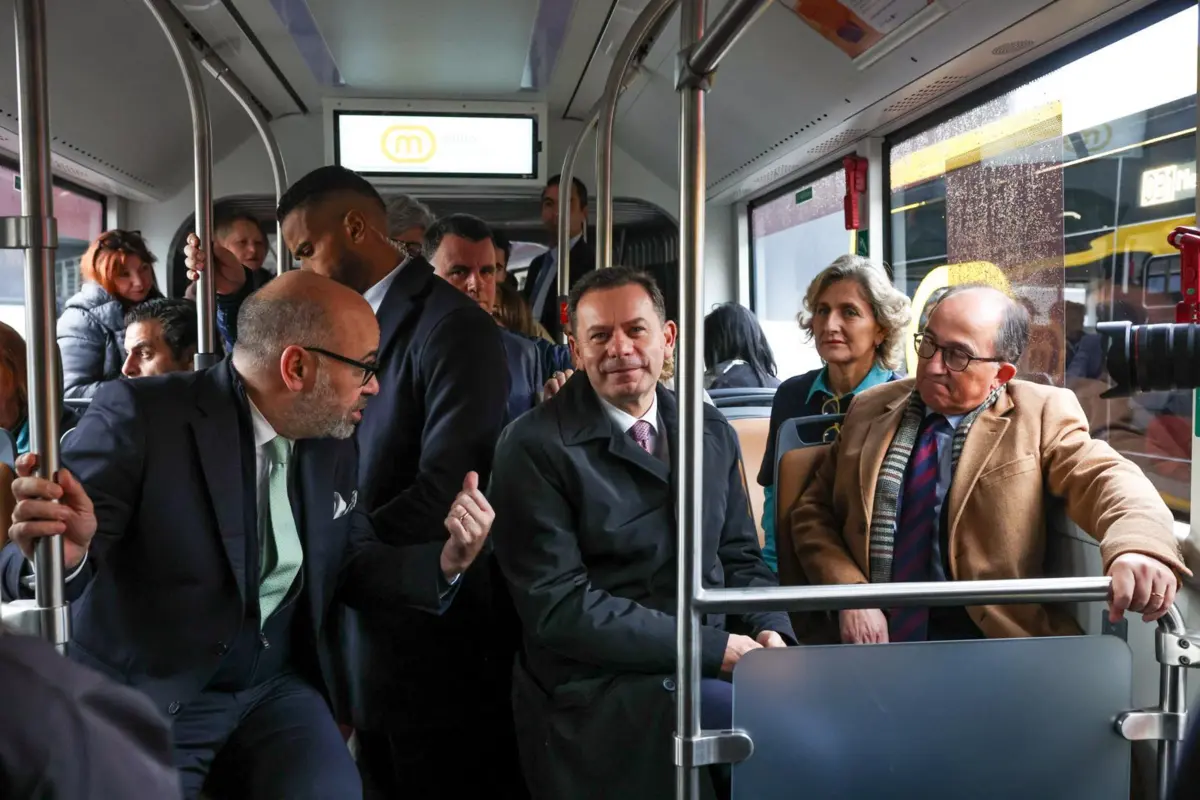 Luís Montenegro com o presidente da Metro, João Marrana, e o ministro Pinto Luz