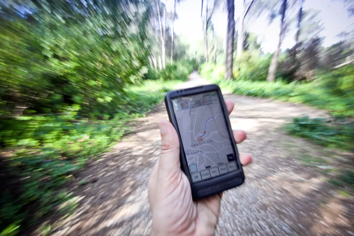 O "geocaching" é uma "caça ao tesouro" ao ar livre. foi aproveitado pelos traficantes como forma de fazer marketing