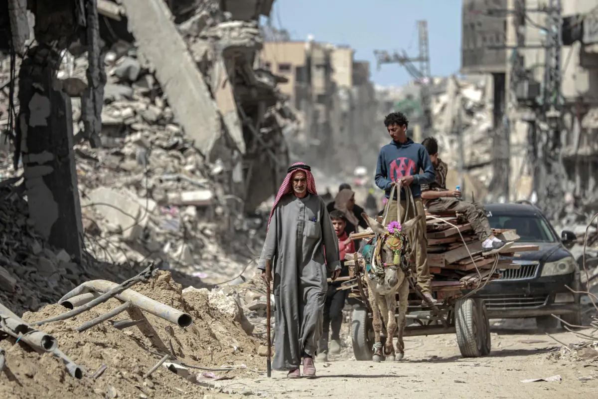 Civis estão a deixar Rafah rumo à destruída Khan Younis, a Norte