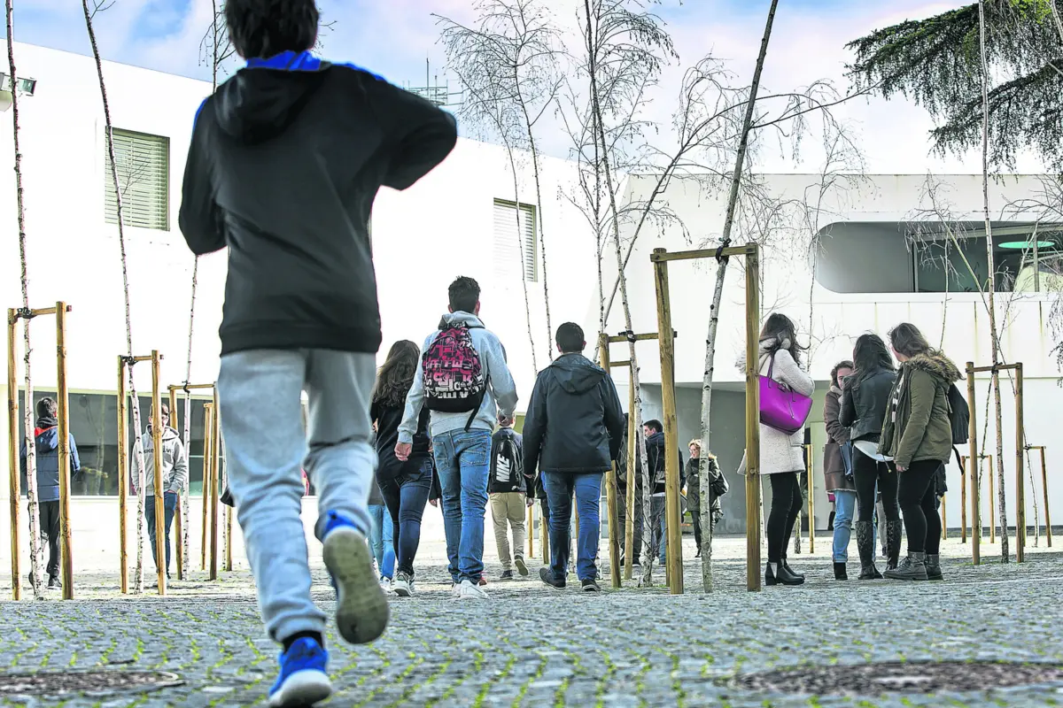 Falta de professores agrava-se e atinge agora 32500 alunos