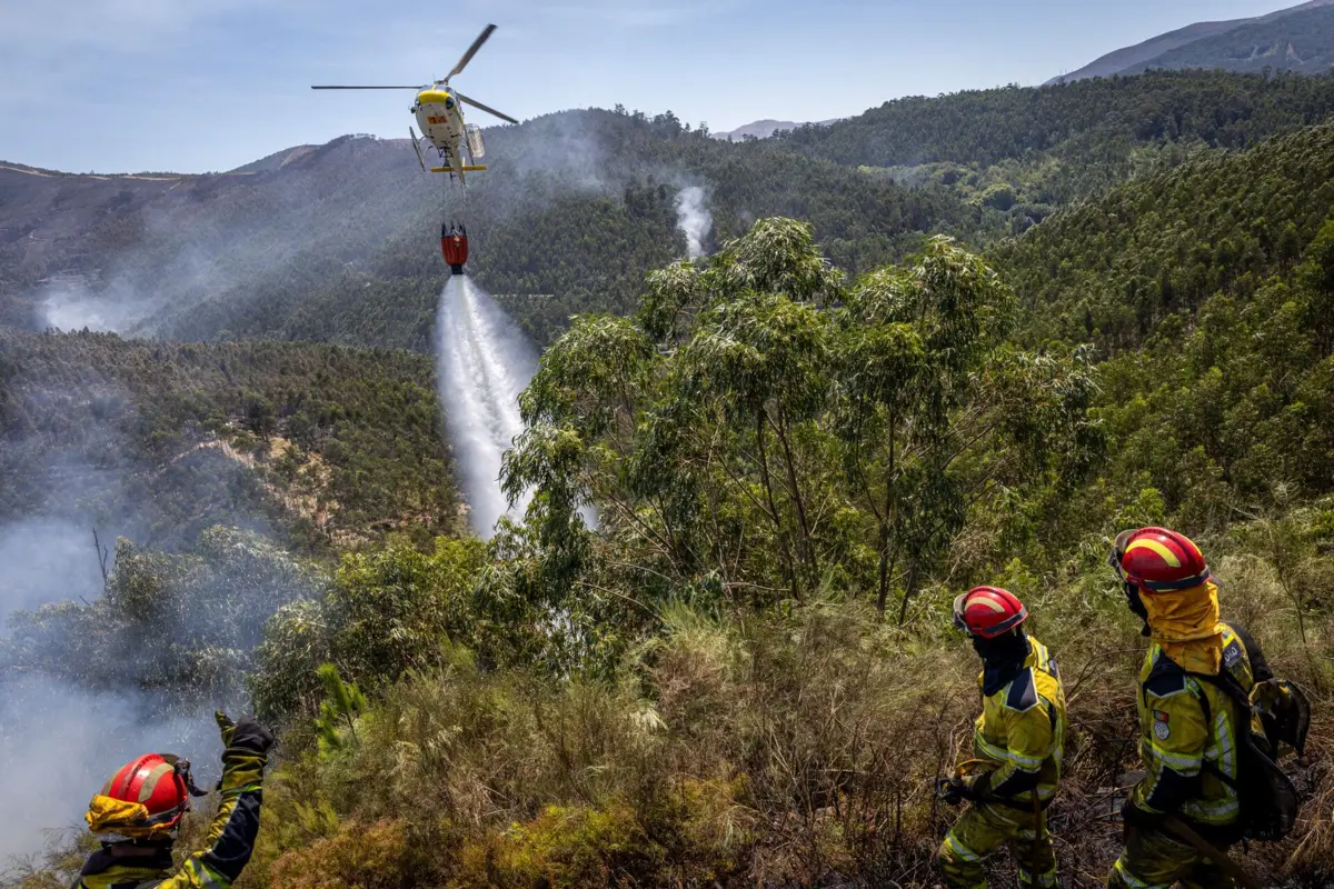 Incêndio deflagrou em Arouca e alastrou para os concelhos vizinhos de Castelo de Paiva e Cinfães