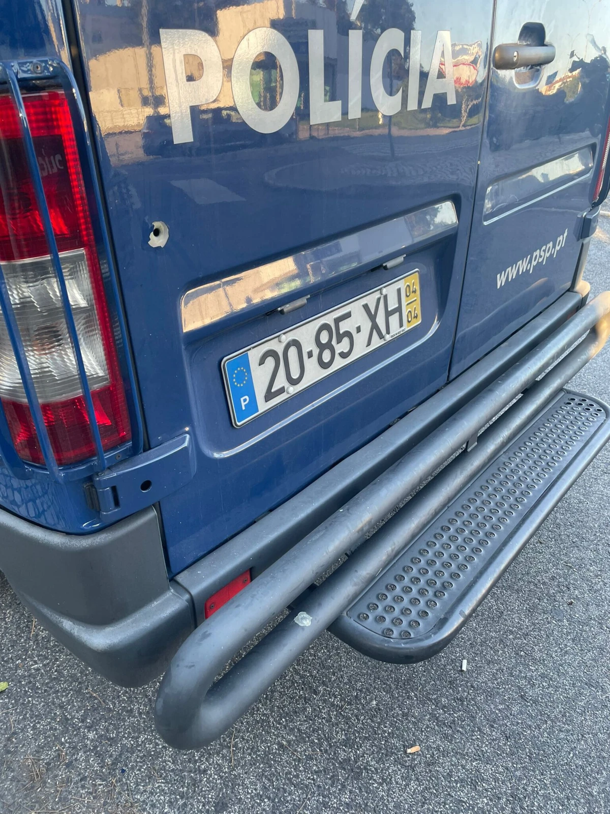 Viatura policial foi atingida com dois tiros na porta traseira