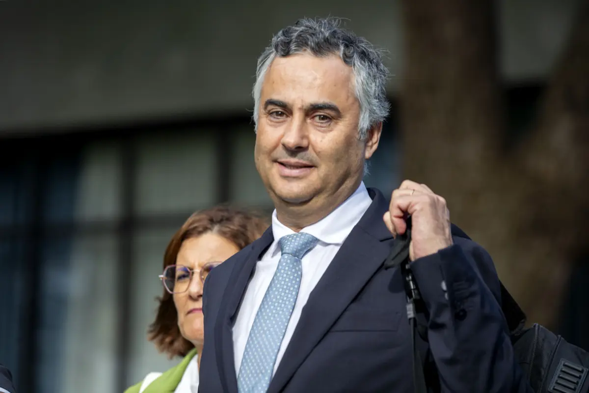 O ministro da Educação, Ciência e Inovação, Fernando Alexandre, acompahado pela reitora Susana Leal durante uma visita ao Centro de Investigação em Biodiversidade e Recursos Genéticos, do polo de Ponta Delgada da Universidade dos Açores, Ponta Delgada, Ilha de São Miguel, Açores, 17 de outubro de 2025. EDUARDO COSTA/LUSA