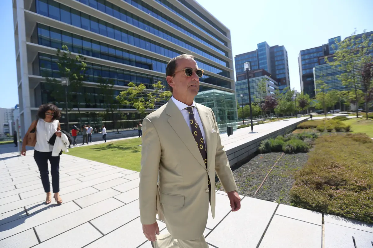 Imagem de contexto do artigo Ex-administrador do BPP Fezas Vital entrega-se para cumprir nove anos e meio de prisão