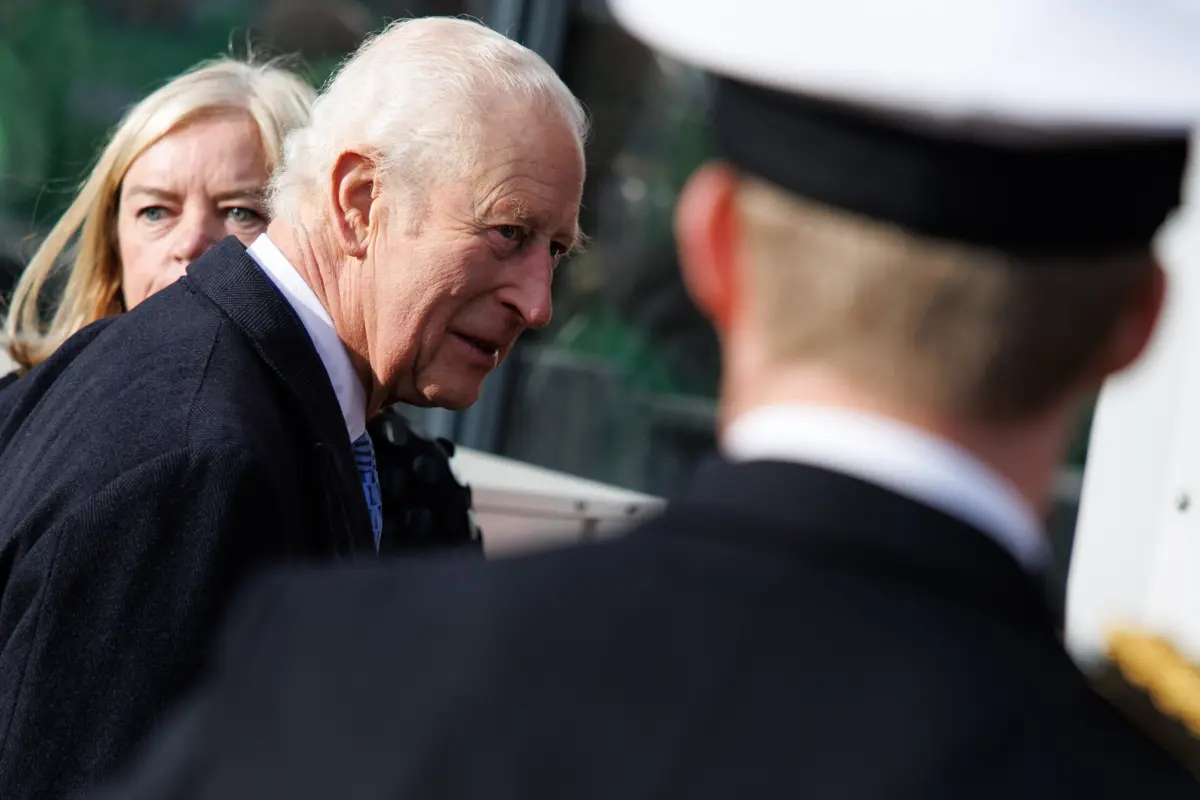 Parte da equipa do conselho municipal de Dawson recusa prestar juramento ao rei Carlos III