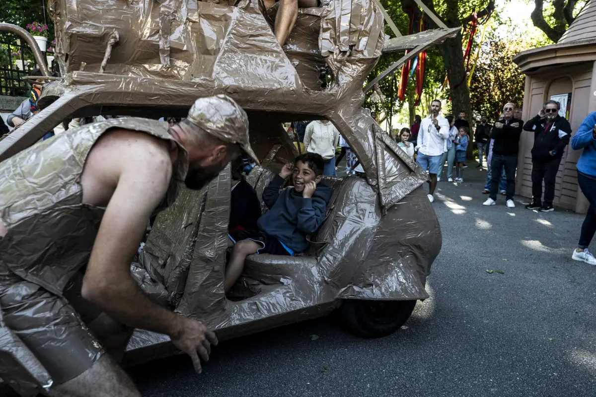 Imagem de contexto do artigo Carro coberto de fita cola levou música e provocação ao MOODS
