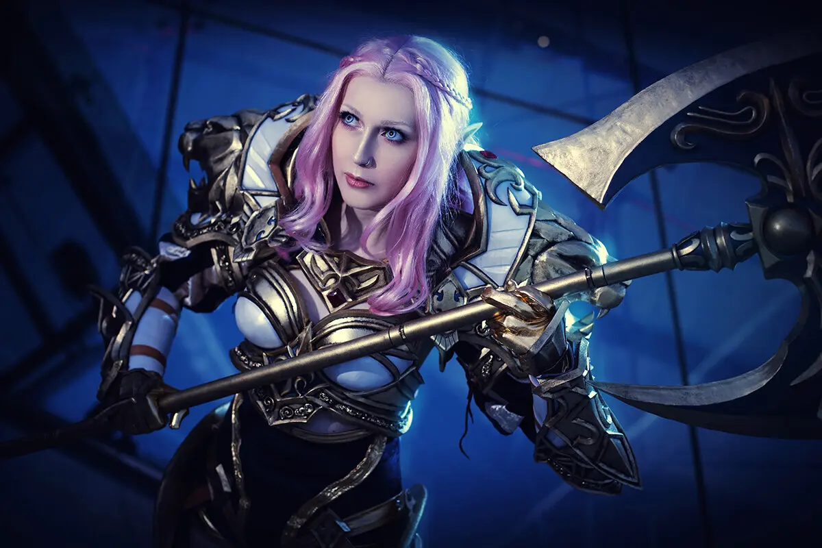 Angélica Elfic, como é conhecida, cria peças ligadas ao mundo da fantasia, armaduras, acessórios de cabeça. Na primeira vez que participou no concurso de cosplay da Comic Con, venceu